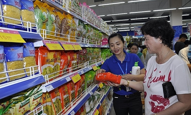 Hàng loạt mặt hàng tiêu dùng tăng giá, cẩn trọng tình trạng 'té nước theo mưa'