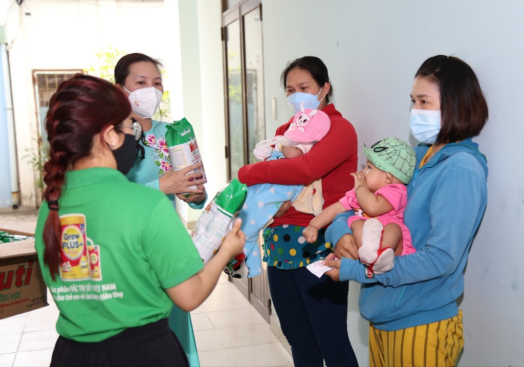 Trao triệu phần quà san sẻ yêu thương cho những hoàn cảnh khó khăn ở Tp.HCM