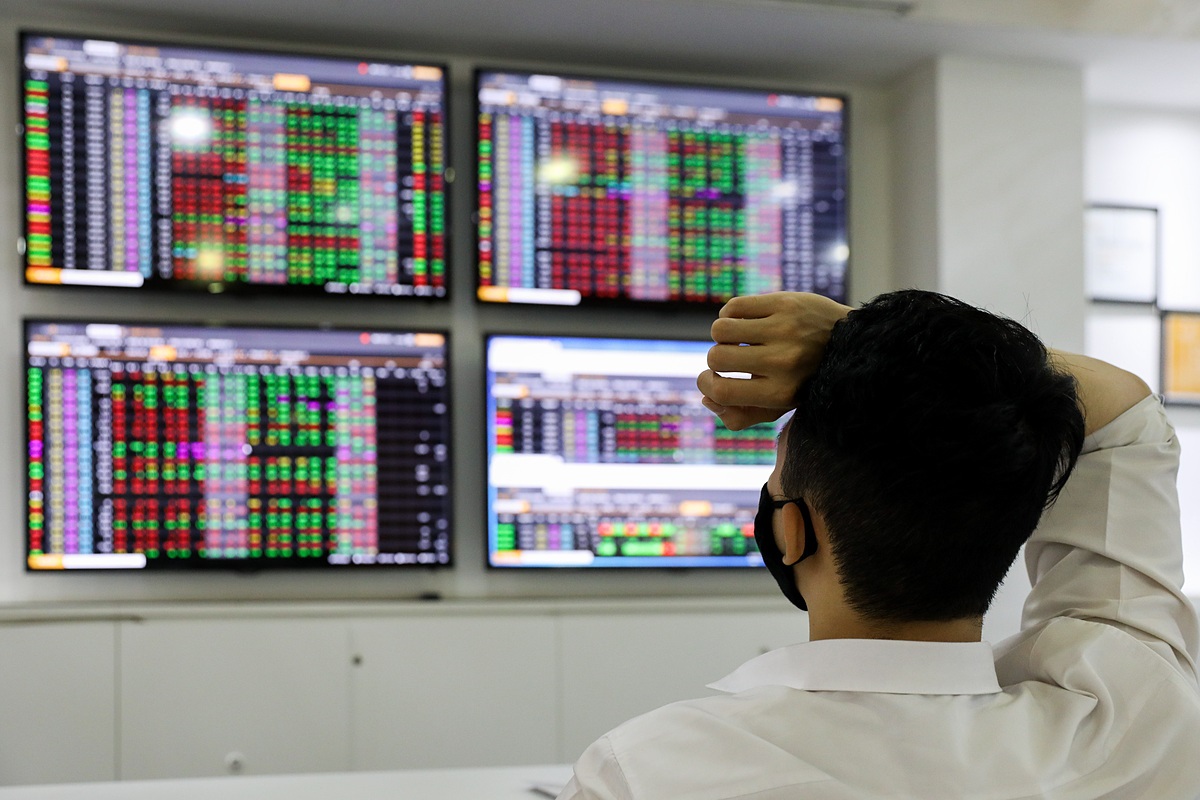 Cổ phiếu bất động sản nằm sàn la liệt, VN-Index giảm hơn 26 điểm