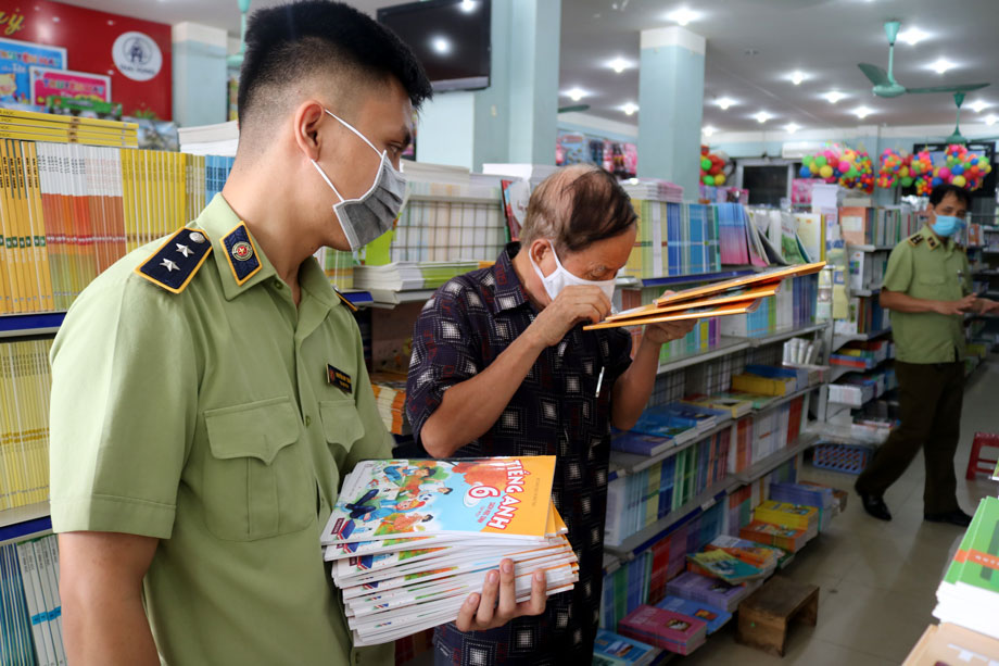'Siết luật' để sách giả không còn lộng hành