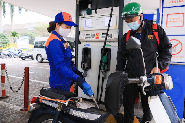 Xăng dầu hạ nhiệt vẫn chưa vơi nỗi lo lạm phát