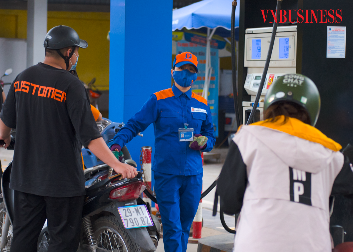 Giá xăng dầu có thể tăng gần 1.000 đồng/lít vào ngày mai?