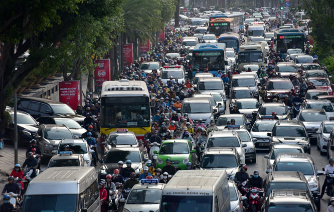 Thu phí ô tô vào nội đô: Tránh 'gậy ông đập lưng ông'