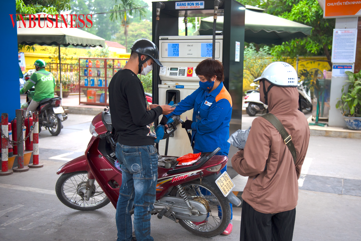 Giá xăng dầu vẫn tăng dù đã giảm thuế bảo vệ môi trường, Bộ Công Thương đề xuất thêm giải pháp 'hạ nhiệt'?