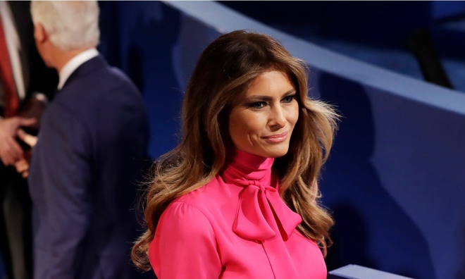 <p class="Normal">
<strong>Melania Trump đã mặc một chiếc áo của Gucci trị giá 1.100 đô la đến một cuộc tranh luận tổng thống vào năm 2016.</strong><br /> </p><p class="Normal">Melania Trump mặc một chiếc áo cánh thắt nơ màu hồng của Gucci tới cuộc tranh luận tổng thống thứ hai. <span>Chiếc áo này được bán lẻ với giá $ 1,100 trên Net-A-Porter, nhưng nó không còn nữa.</span></p>