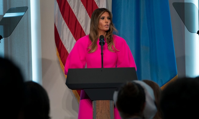 <p>
<strong>Chiếc váy Delpozo màu hồng được <span style="color:rgb(0,0,0);">Melania Trump </span>mặc tới Liên Hợp Quốc năm 2017, có giá 2.950 USD.</strong></p><br /><br /><p class="Normal">Melania Trump đã nói chuyện về chủ đề bắt nạt trên mạng tại<span> Liên Hợp Quốc, nhưng mọi người không thể ngừng nói về chiếc váy Delpozo màu hồng trị giá 2.950 đô la của bà với tay áo bồng bềnh.</span></p><p class="Normal">Việc lựa chọn trang phục của Melania Trump được cho là đã tiết lộ sự thiếu kinh nghiệm thuyết trình trước đám đông của bà vì chiếc váy không có vẻ quá khổ khi nhìn từ xa, nhưng lại không phù hợp khi nói sau bục.</p>