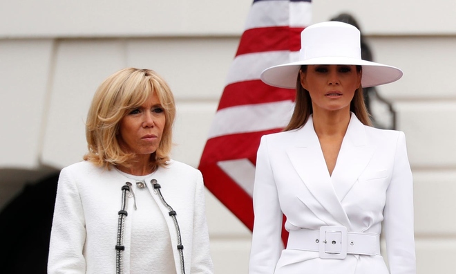 <p>
<strong><span style="color:rgb(0,0,0);">Melania </span>Trump đã mặc một bộ trang phục toàn màu trắng với tổng trị giá 2.970 đô la trong chuyến thăm Mỹ của đệ nhất phu nhân Pháp Brigitte Macron năm 2018.</strong></p><br /><br /><p class="Normal">Cả Melania Trump và Đệ nhất phu nhân Pháp Brigitte Macron đều mặc trang phục màu trắng trong chuyến thăm của các nhà lãnh đạo Pháp tới thủ đô Washington. Đây không phải là lần đầu tiên họ ăn mặc giống nhau . </p><p class="Normal">Ngoài chiếc áo khoác Michael Kors có giá 2.195 USD, Melania <span>Trump còn đội một chiếc mũ Hervé Pierre và giày cao gót Christian Louboutin trị giá 775 USD.</span></p>