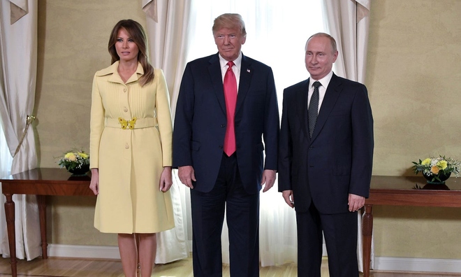 <p>
<strong><span style="color:rgb(0,0,0);">Melania </span>Trump mặc một chiếc áo khoác Gucci trị giá 3,701 USD trong buổi tiếp Tổng thống Nga Vladimir Putin tại Hội nghị thượng đỉnh ở Helsinki vào năm 2018.</strong><br /><br /><span style="color:rgb(0,0,0);">Melania </span>Trump mặc một chiếc áo khoác màu vàng nhạt với thắt lưng có chi tiết hình con bướm tới hội nghị thượng đỉnh ở Helsinki, nơi Tổng thống Trump gặp Putin. Chiếc áo khoác do Gucci sản xuất đã được bán tại Farfetch với giá 3.701 USD.</p>
