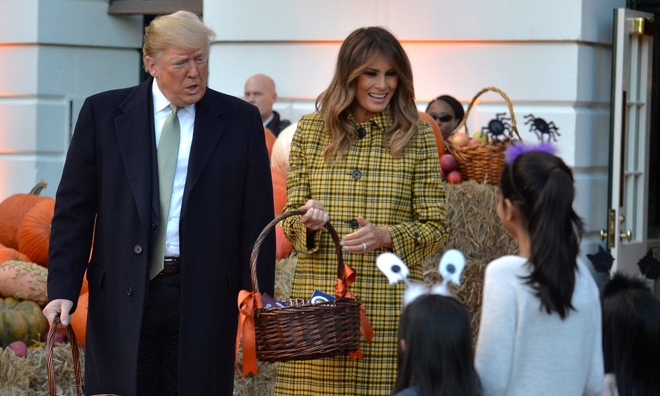 <p>
<strong>Chiếc áo khoác Bottega Veneta kẻ sọc màu vàng của Melania Trump, được mặc trong sự kiện Halloween ở Nhà Trắng năm 2018, có giá 3.950 USD.</strong><br /><br />Melania Trump tặng kẹo cho những trẻ nhỏ, trong chiếc áo khoác len chải lông kẻ sọc của Bottega Veneta. Nó được bán lẻ trên Net-A-Porter với giá $ 3,950, nhưng không còn nữa.</p>