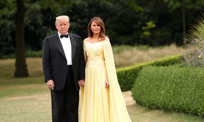 <p>
<strong>Chiếc váy J. Mendel <span style="color:rgb(0,0,0);">choàng voan xếp ly </span>màu vàng nhạt của Melania Trump, được mặc trong bữa tối với Thủ tướng Anh lúc bấy giờ là Theresa May, nhân <span style="color:rgb(0,0,0);">chuyến thăm chính thức đầu tiên của Tổng thống Trump tới Vương quốc Anh,</span> có giá 6.990 USD.</strong></p><br /><p class="Normal"> </p>