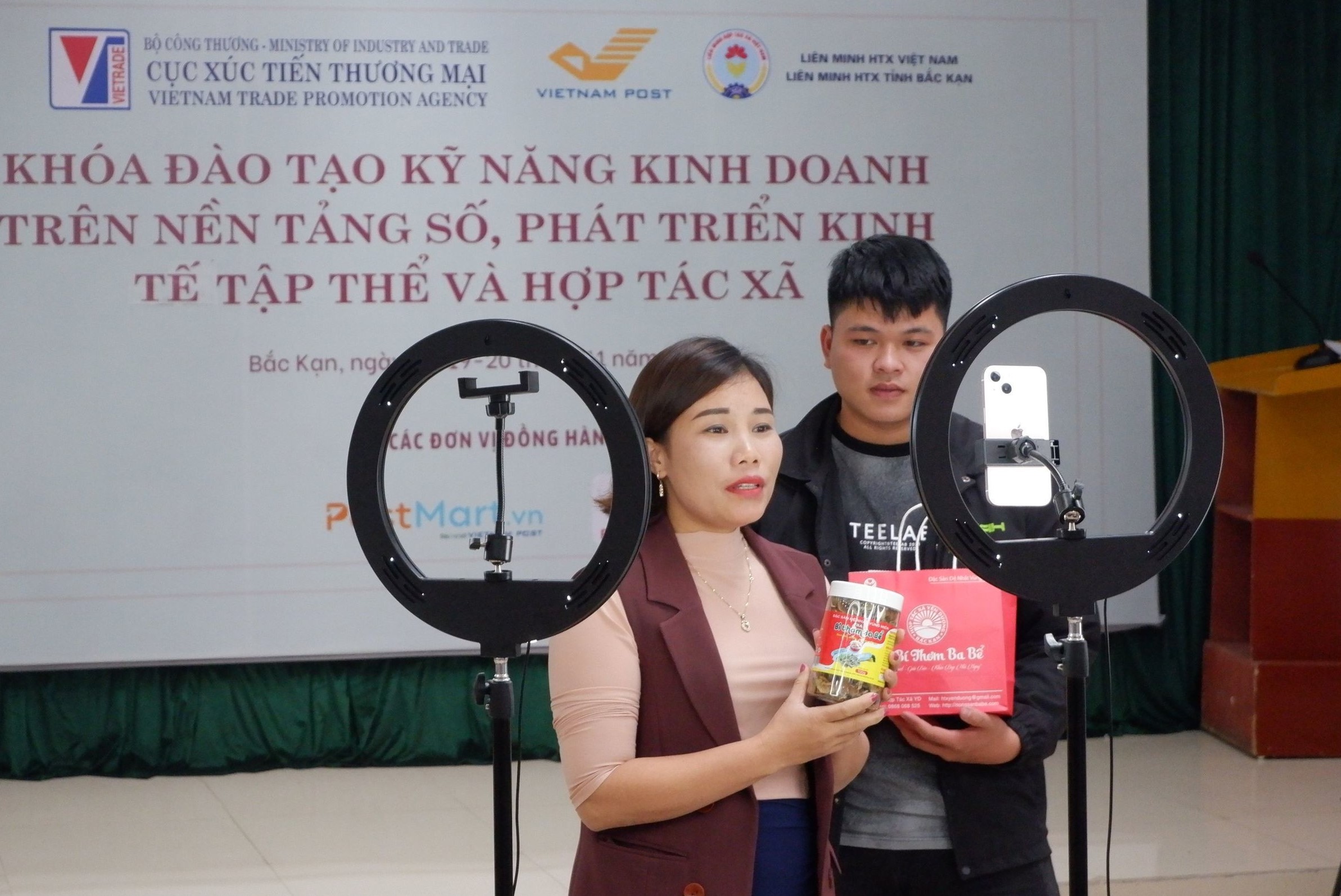 'Xắn tay' cùng HTX chuyển đổi số