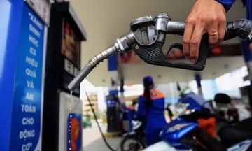 Giá xăng dầu tăng mạnh, xăng RON 95 gần chạm mốc 30.000 đồng/lít