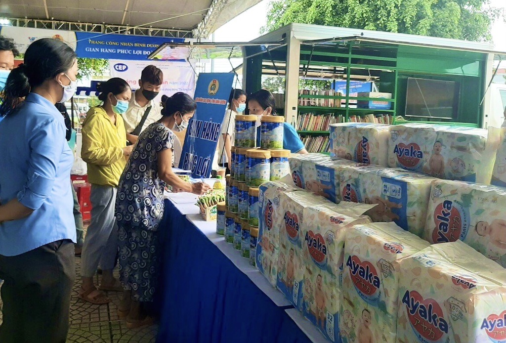 Nutifood trao hàng ngàn sản phẩm dinh dưỡng đến các công nhân gặp khó khăn