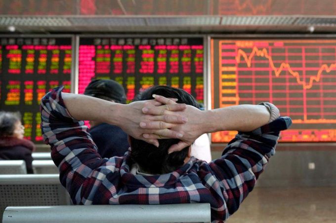 Bủa vậy trong tin xấu, VN-Index 'xanh vỏ đỏ lòng'
