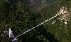 Thử cảm giác mạnh với cầu đáy kính dài nhất thế giới ở Việt Nam
