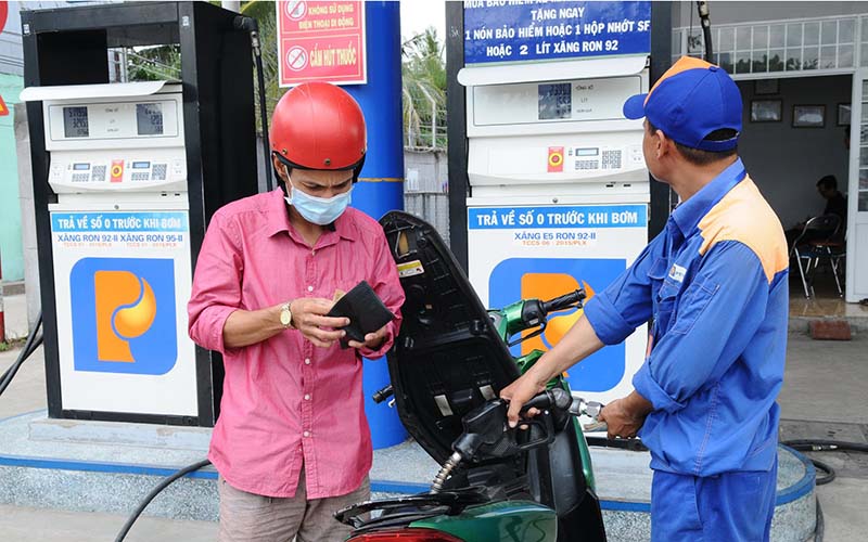Khi nào giảm thuế để 'hạ nhiệt' giá xăng dầu?