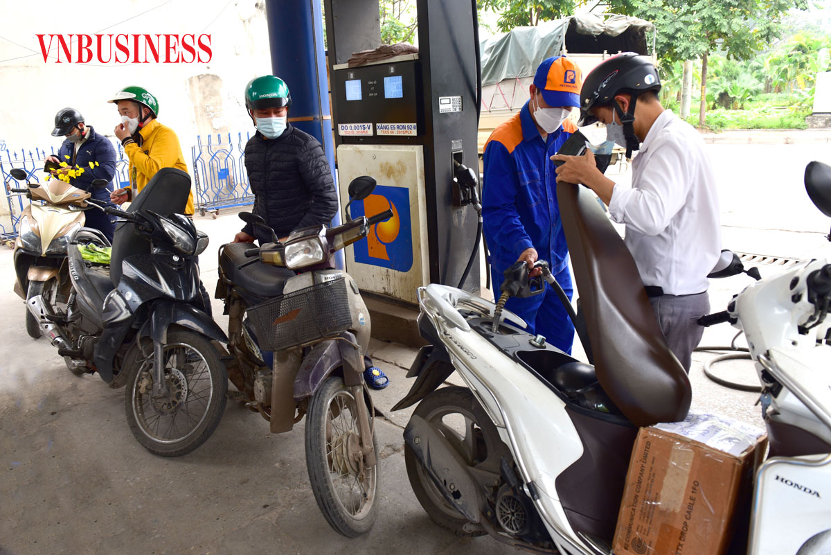 Giá xăng RON 95 cao nhất lịch sử, dầu diesel tăng tới 2.630 đồng/lít