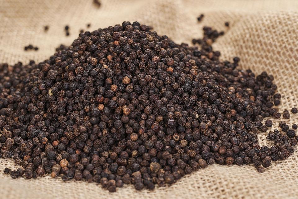 Giá tiêu tăng 500 đồng/kg, nông dân và đại lý nhỏ có xu hướng 'găm' hàng