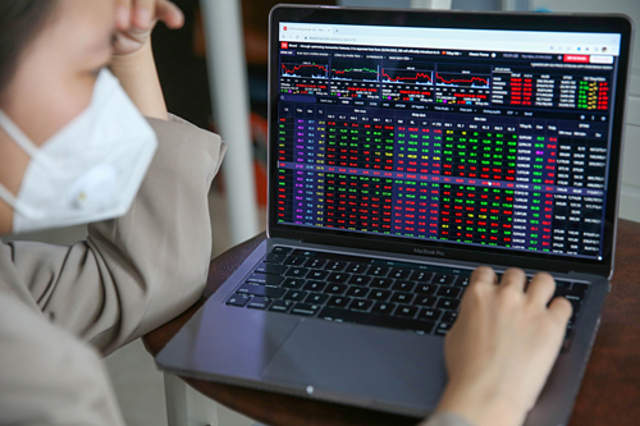 VN-Index ‘sớm nắng, chiều mưa’ do đâu?