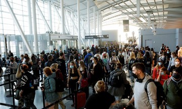 Gia tăng huỷ chuyến, các sân bay đang 'đánh vật' với hàng dài hành khách