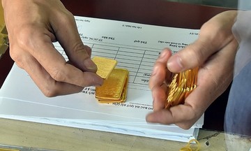 Chênh lệch giá mua - bán vàng miếng SJC được đẩy lên cao, nhiều người mua vàng thua lỗ