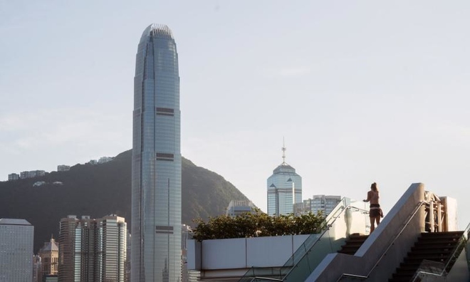 <p>
Hong Kong là nơi đắt nhất thế giới đối với nhân viên được cử ra nước ngoài làm việc.<br /><br /><br /><em>Một du khách đứng dọc theo lối đi dạo ở khu vực Tsim Sha Tsui, Hong Kong vào ngày 28 tháng 6 năm 2022. (Ảnh: Bloomberg)</em></p>