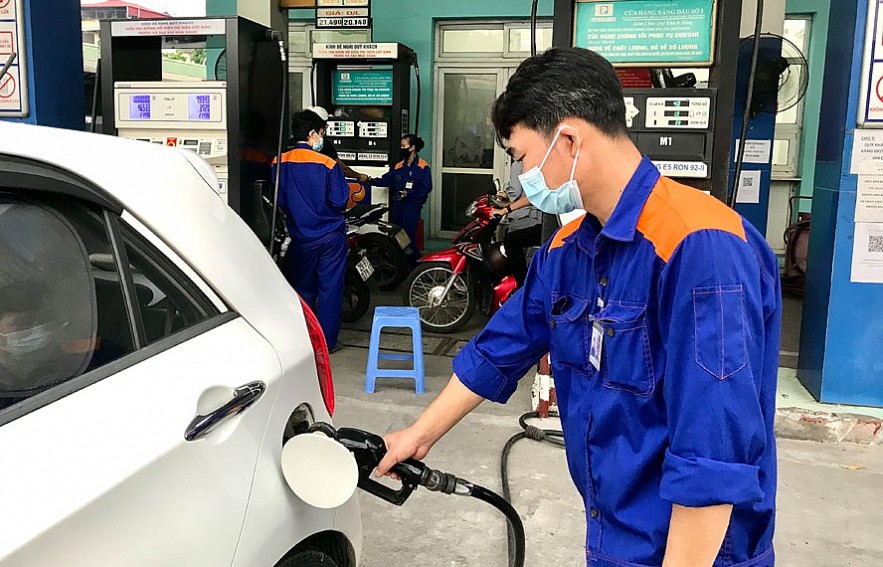 Giảm thuế là giải pháp duy nhất 'hạ nhiệt' giá xăng dầu?