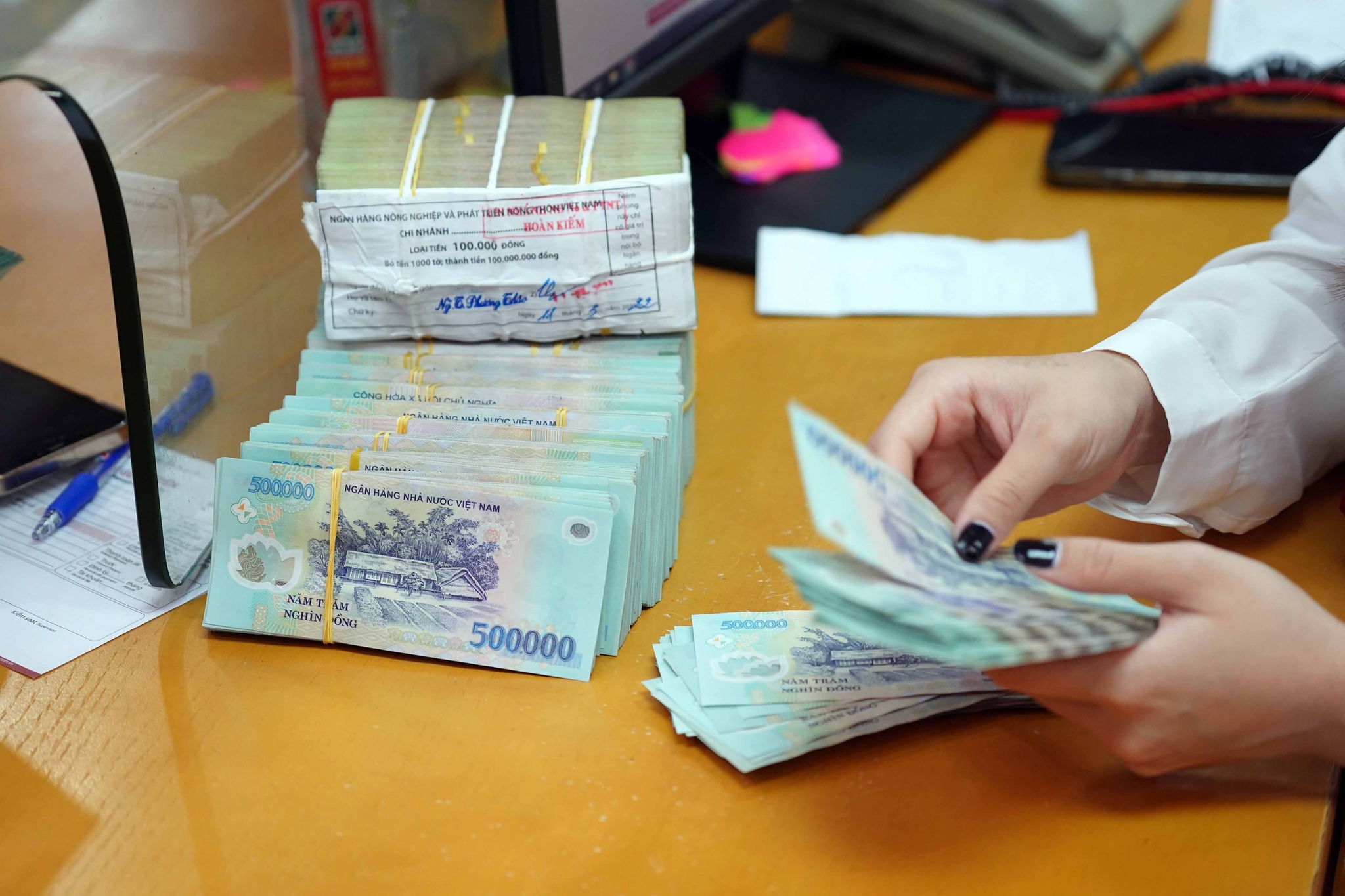 Ngân hàng Nhà nước ‘mạnh tay’ rút tiền về, có đáng lo?