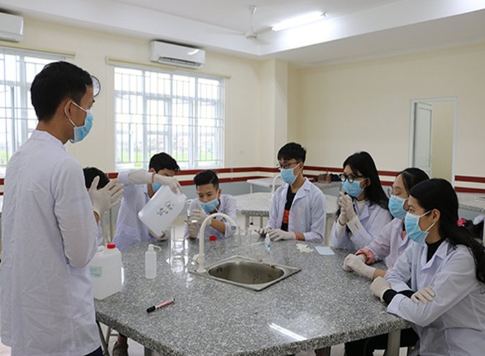 Học sinh của Tập đoàn Nguyễn Hoàng khiến giãn cách xã hội trở nên gần gũi hơn