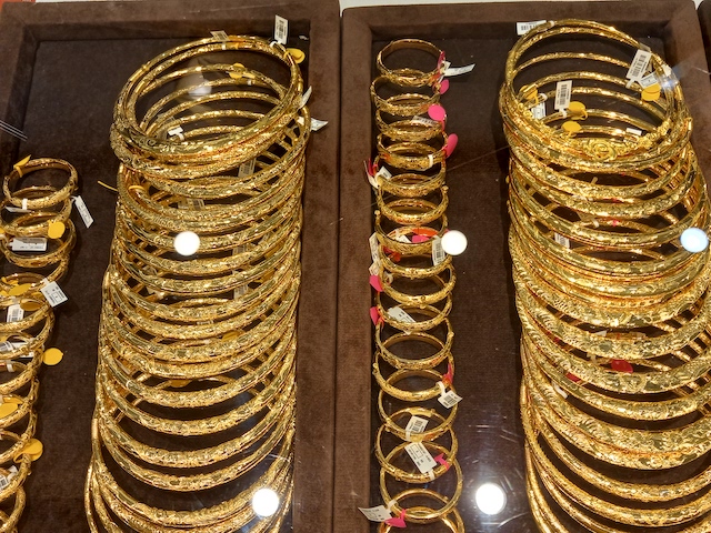 Vàng miếng SJC 'một mình một kiểu', người dân chuyển sang mua vàng nhẫn