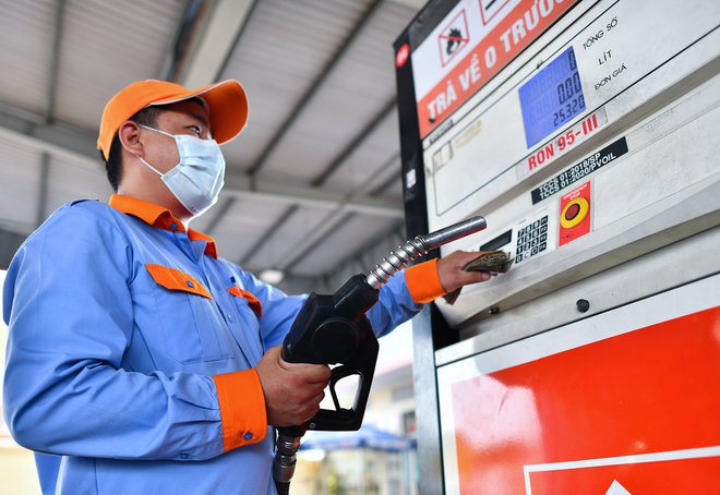 Giá xăng có thể giảm mạnh tới 3.000 đồng/lít vào ngày mai