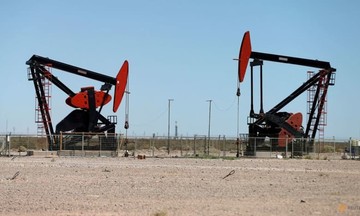 Giá dầu giảm do lo ngại nhu cầu vượt quá nguồn cung thắt chặt