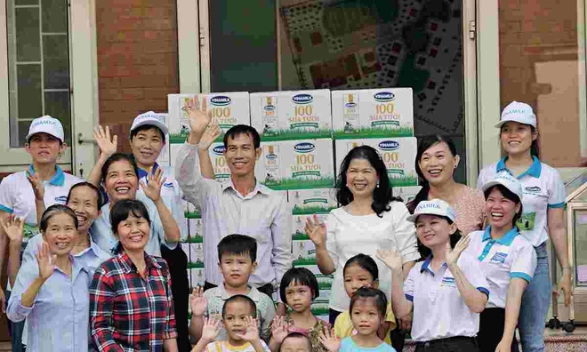 <p class="Normal">
Hành trình của Quỹ sữa Vươn cao Việt Nam năm 2022, năm thứ 15 của chương trình đã được bắt đầu với những chuyến đi thăm, trao sữa của Vinamilk và đại diện của Quỹ Bảo trợ trẻ em Việt Nam. Tại Làng trẻ SOS Quy Nhơn (Bình Định) và Trung tâm công tác xã hội tỉnh Quảng Ngãi, các em nhỏ “diện” những bộ đồ đẹp nhất, háo hức đón đoàn công tác đến thăm. Không chỉ mang theo những hộp sữa thơm ngon tặng cho các em mà tất cả cùng nhau tham gia các hoạt động vui chơi, lưu lại nhiều kỉ niệm vui vẻ.</p>