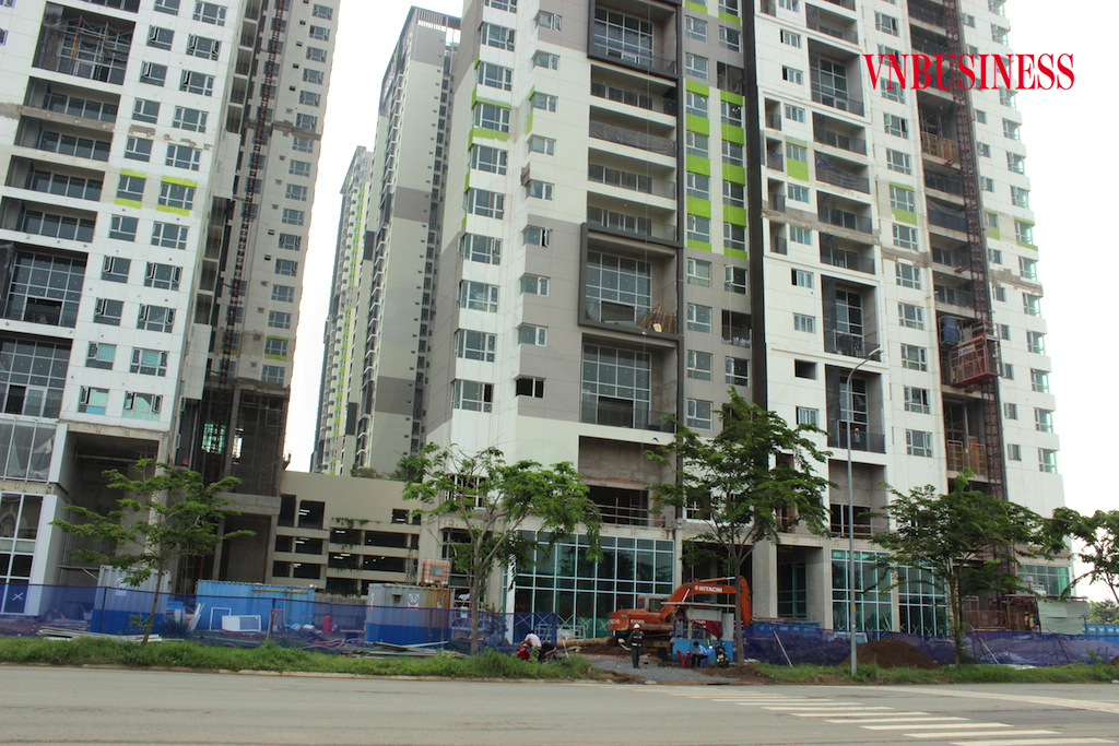 Thị trường nhà ở Tp.HCM vẫn chờ gỡ vướng dòng vốn vay giữa lúc tăng giá bán