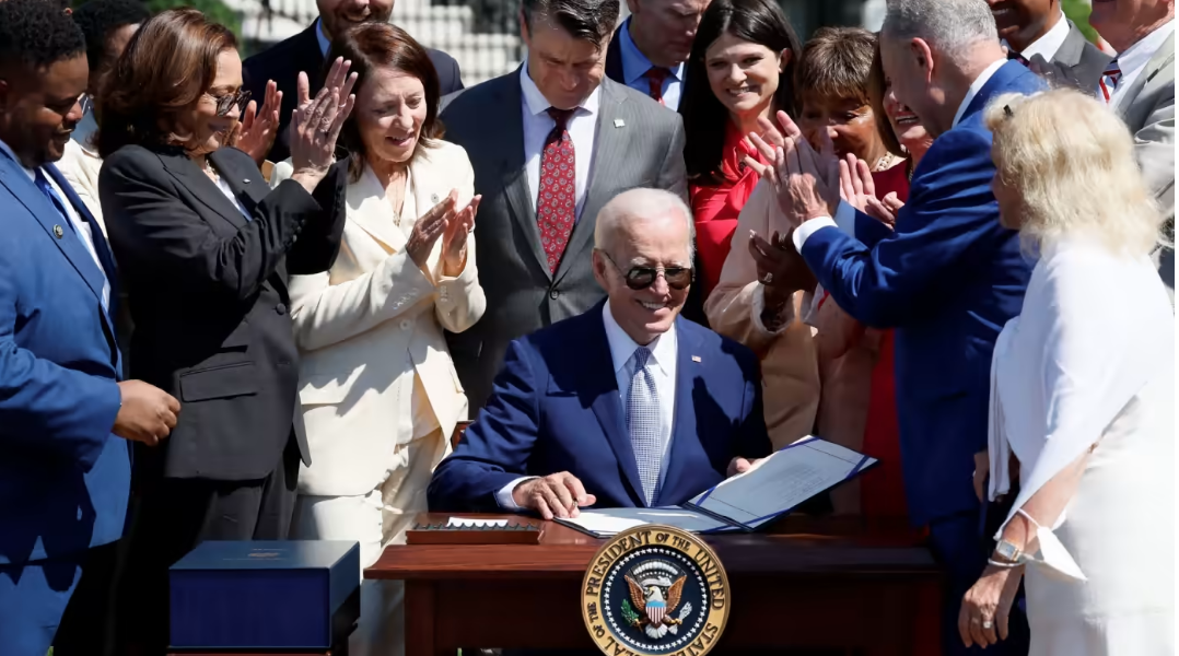 Tổng thống Joe Biden ký dự luật đầu tư chất bán dẫn, cuộc chạy đua vũ trang công nghệ với Trung Quốc nóng lên
