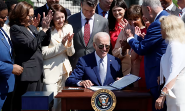 Tổng thống Joe Biden ký dự luật đầu tư chất bán dẫn, cuộc chạy đua vũ trang công nghệ với Trung Quốc nóng lên