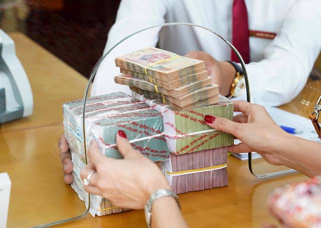 Tiết kiệm rút gốc linh hoạt: Ngân hàng được ‘giải vây’ trong cân đối nguồn vốn