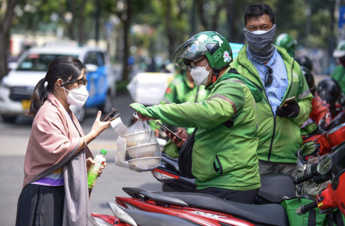 Khó chia nguồn thu cho tài xế nên Grab bỏ thu 'phụ phí nắng nóng' sau một ngày áp dụng?