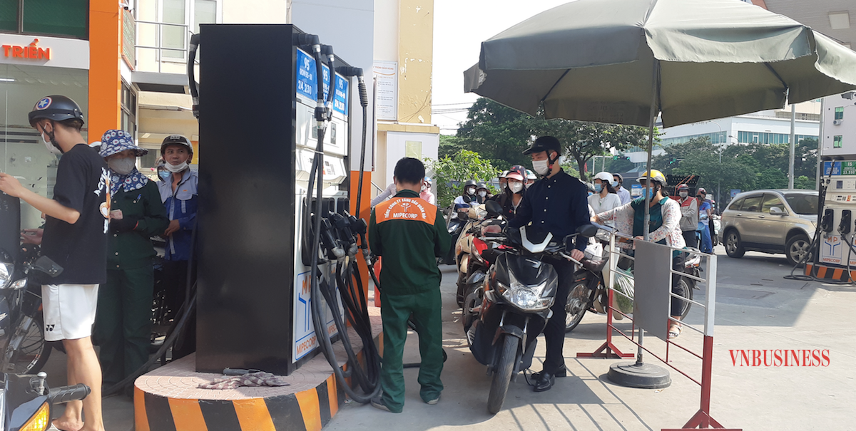 Có nên đổi thời gian điều hành, áp giá trần xăng dầu?