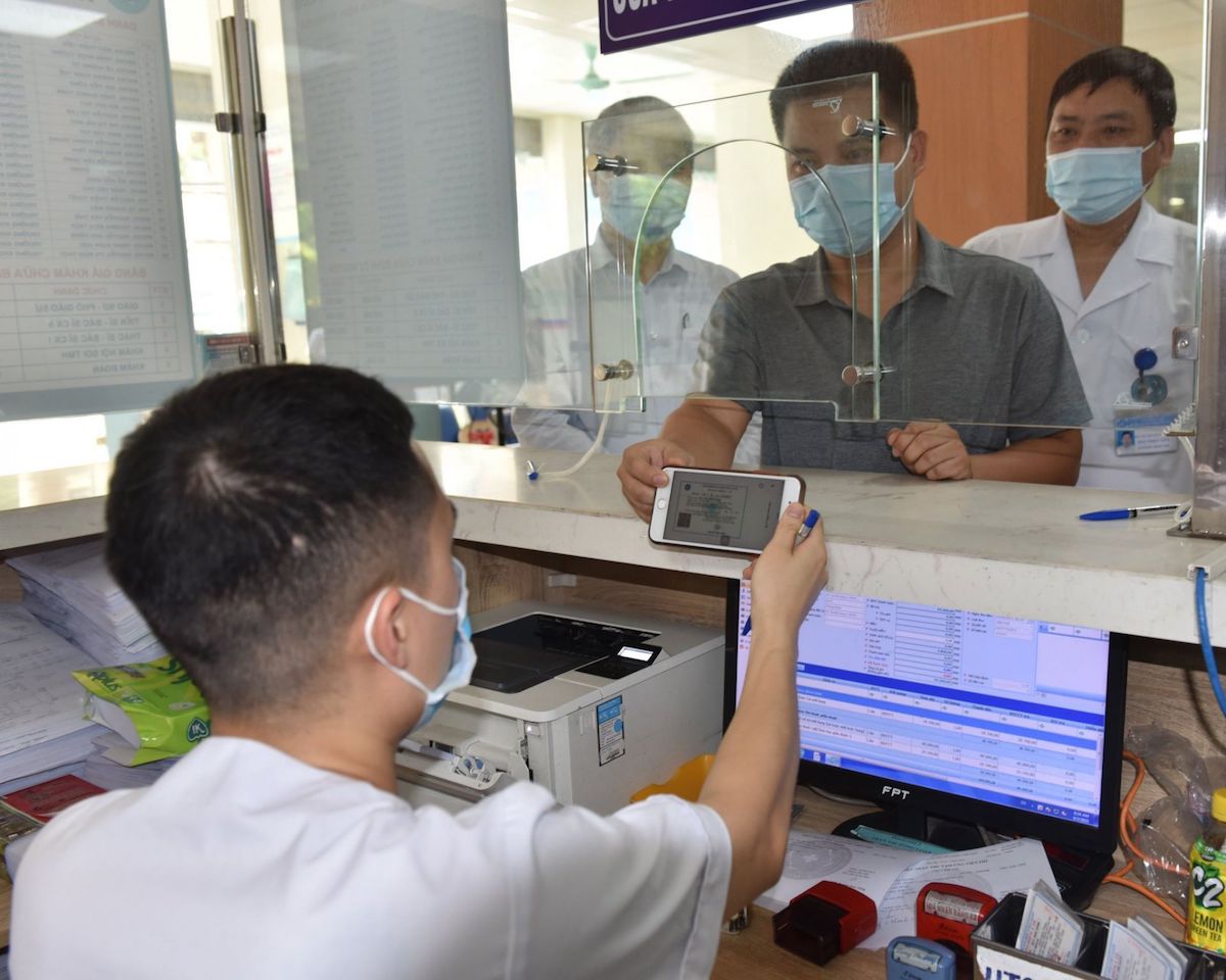 Nhận hỗ trợ BHTN qua tài khoản ngân hàng, khám bệnh BHYT bằng VssID