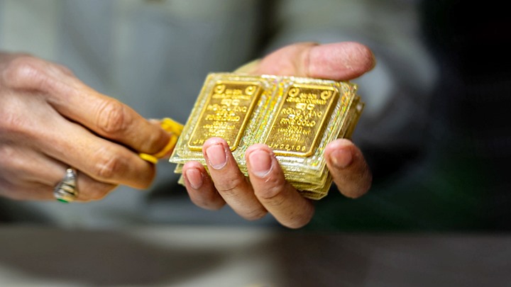 Giá vàng SJC mất mốc 67 triệu đồng/lượng