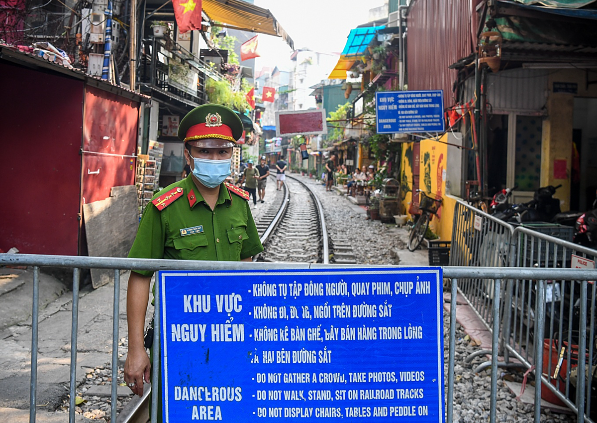 Phố cà phê đường tàu ở Hà Nội vừa mở cửa trở lại đã phải đóng vì những hệ lụy
