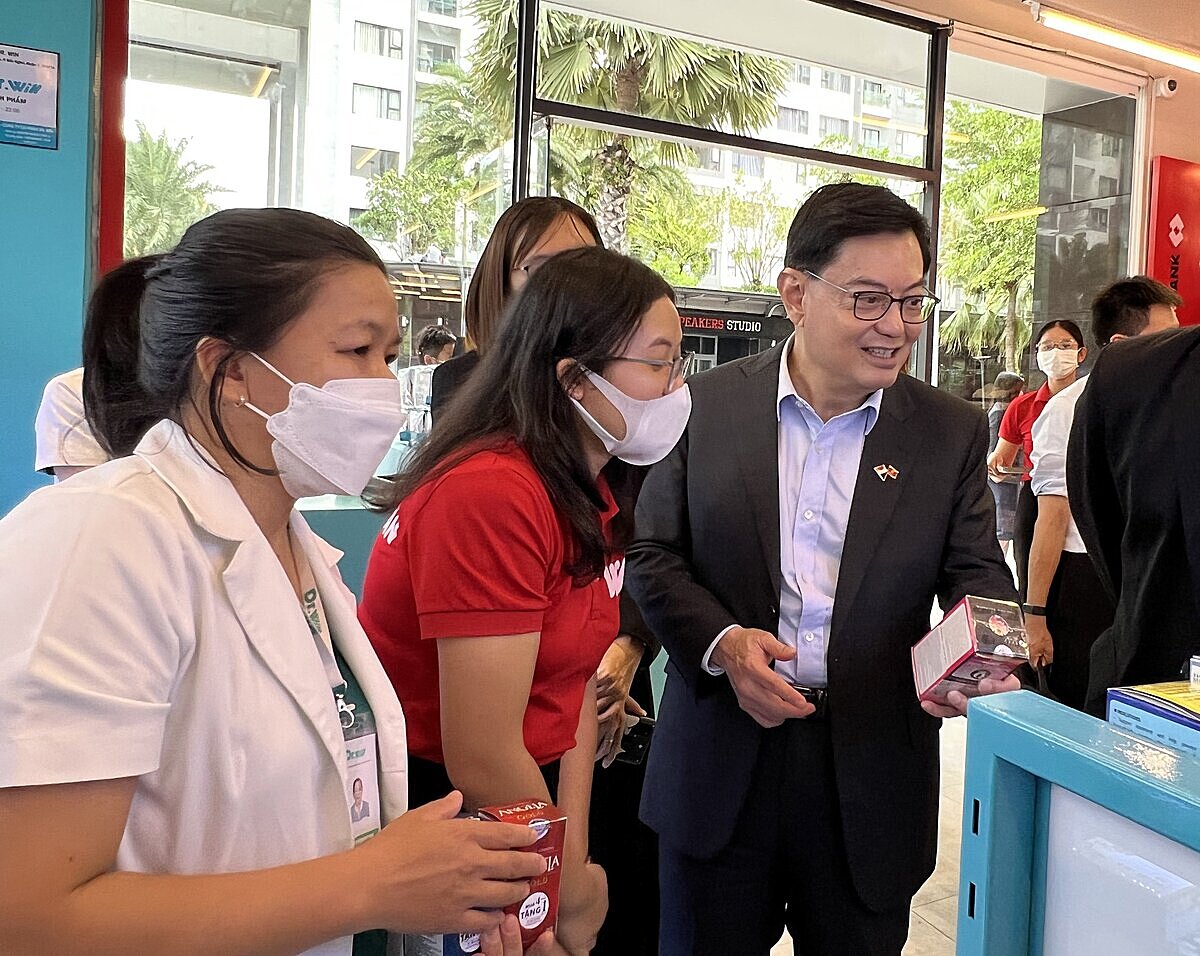 Phó Thủ tướng Singapore thăm cửa hàng WIN của Tập đoàn Masan