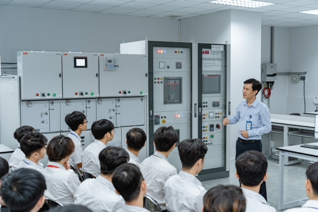 Trường đại học đầu tiên tại Việt Nam có phòng thí nghiệm trọng điểm Smart Grids