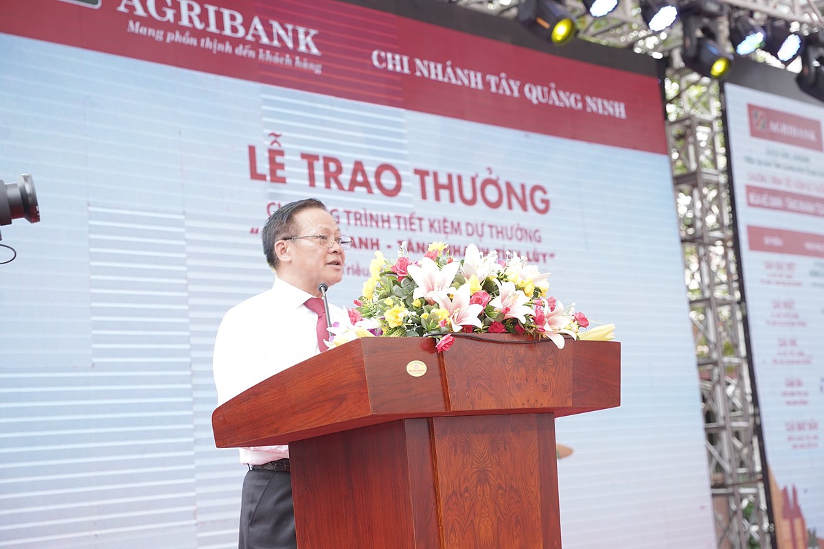 Agribank trao sổ Tiết kiệm 01 tỷ đồng cho khách hàng trúng giải Đặc biệt Chương trình “Mùa hè Xanh – Tăng nhanh tích lũy”