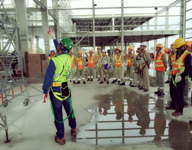 Hà Nội đặt mục tiêu giảm nhanh tai nạn, tăng cường an toàn vệ sinh lao đồng