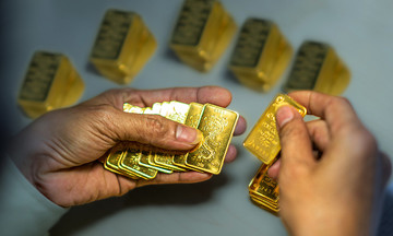 Vàng SJC giữ mức cao quanh 66,6 triệu đồng/lượng, bất chấp đà lao dốc của thế giới