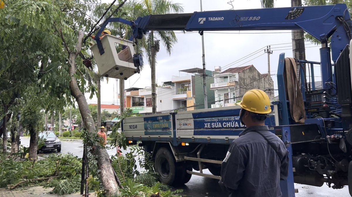 Bão Noru càn quét gây mất điện ở nhiều tỉnh, thành miền Trung