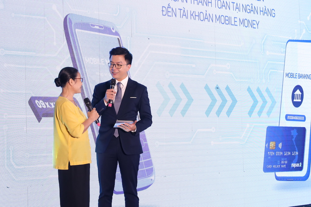 Khách hàng có thể chuyển tiền giữa tài khoản Mobile Money và tài khoản ngân hàng từ 6/10