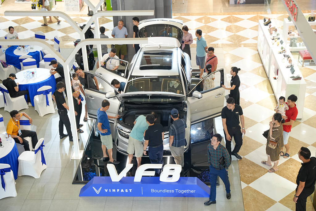 Lần đầu lái thử VinFast VF 8: “Ưng từ cái nhìn đầu tiên”